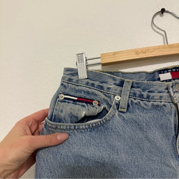 Tommy Hilfiger Vintage Distressed Cut Off Denim Shorts Light Wash Size 31 Waist - Picture 4 of 10